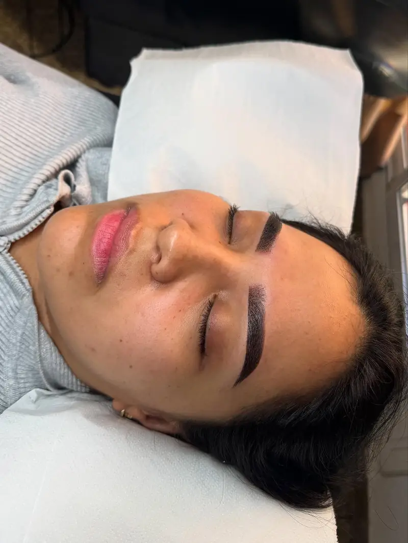 Cejas hechas por Katy Durán