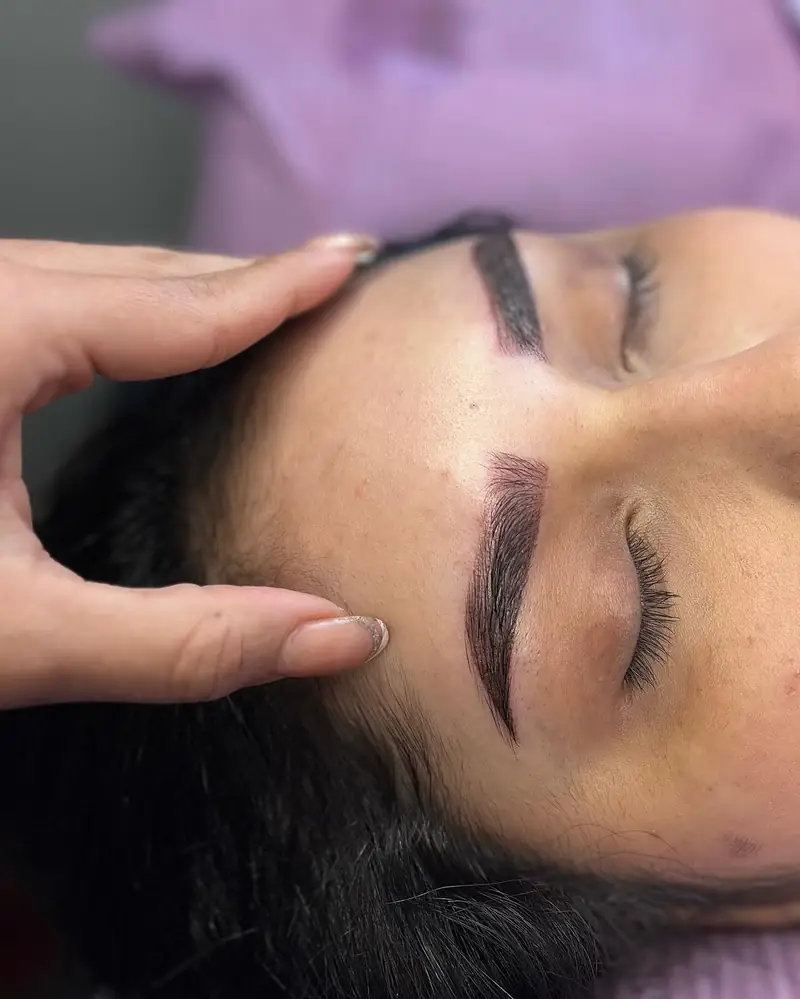 Cejas recién hechas, con la mano de Katy